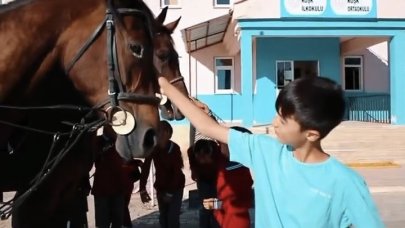 Atlı Jandarma timleri okul çevresinde devriye yaptı