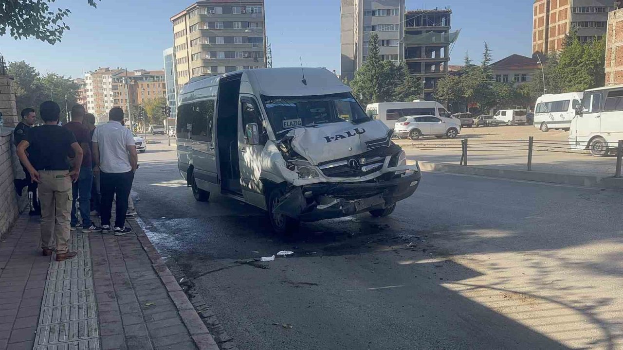 Elazığ’da minibüs otobüse çarptı: 8 yaralı