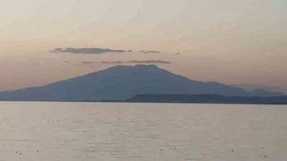 Süphan Dağı zirvesindeki bulut, Van Gölü ile görsel şölen oluşturdu