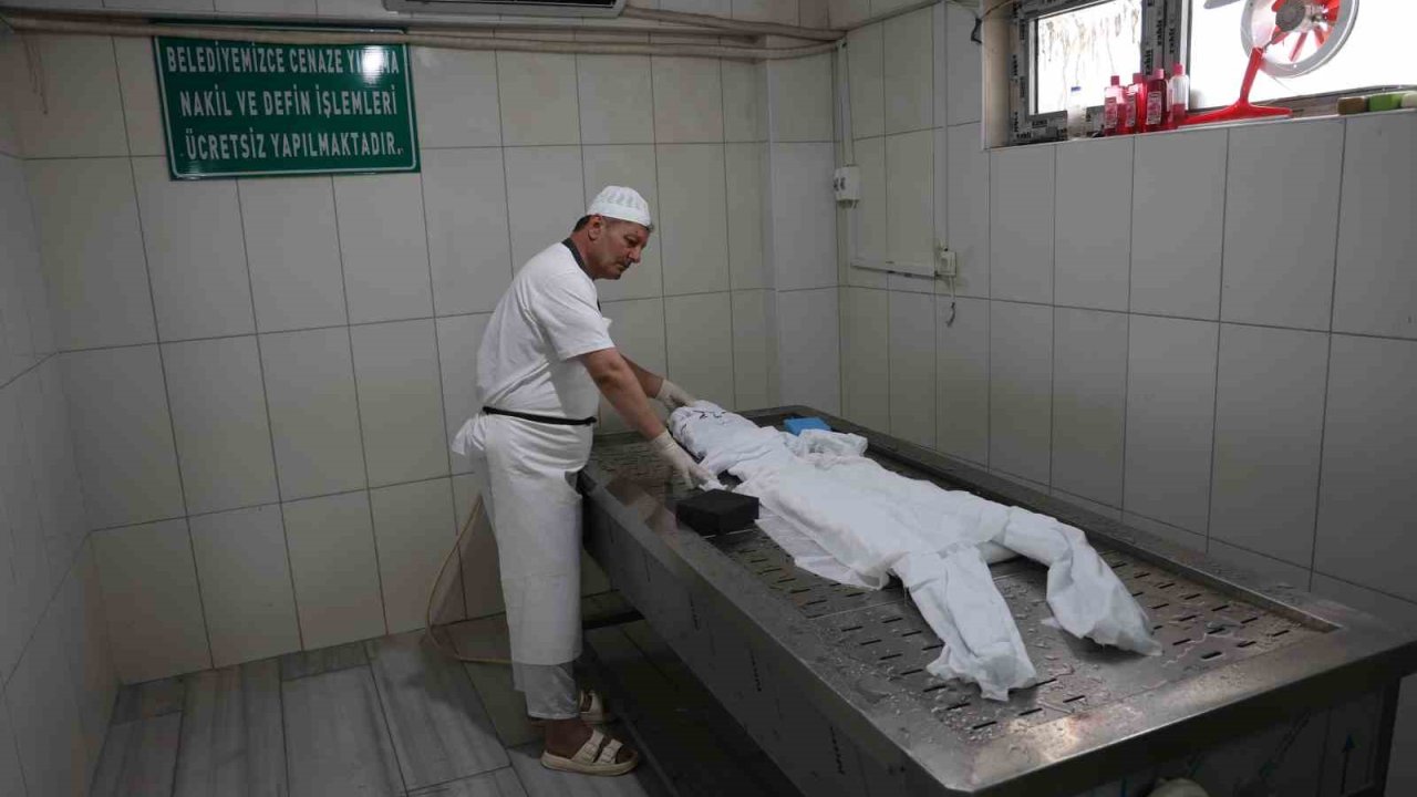 19 yıllık gassal, cenazenin nasıl yıkanacağını uygulamalı olarak anlattı