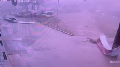 Adana’da hortum okulun çatısını uçurdu, o anlar güvenlik kamerasına yansıdı