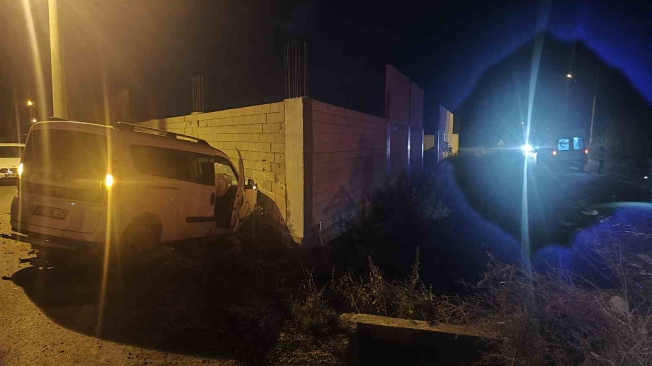 Adana’da iki hafif ticari araç çarpıştı: 1 ölü, 2 yaralı