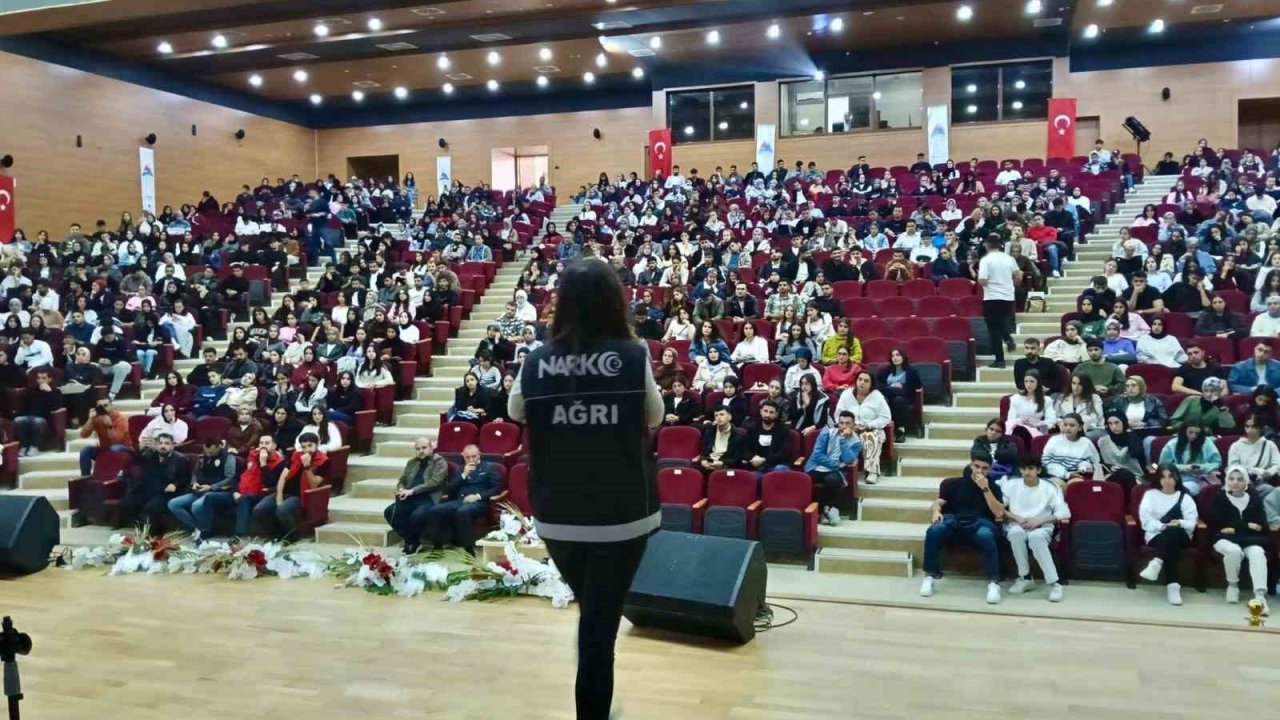 Ağrı Emniyetinden üniversite öğrencilerine güvenli yaşam ve bilinçli internet eğitimi