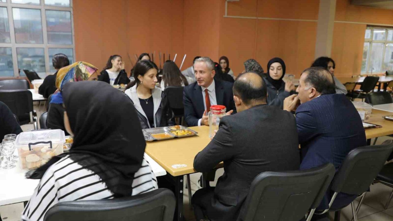 Ağrı Milli Eğitim Müdürü Kökrek, öğrencilerle bir araya geldi