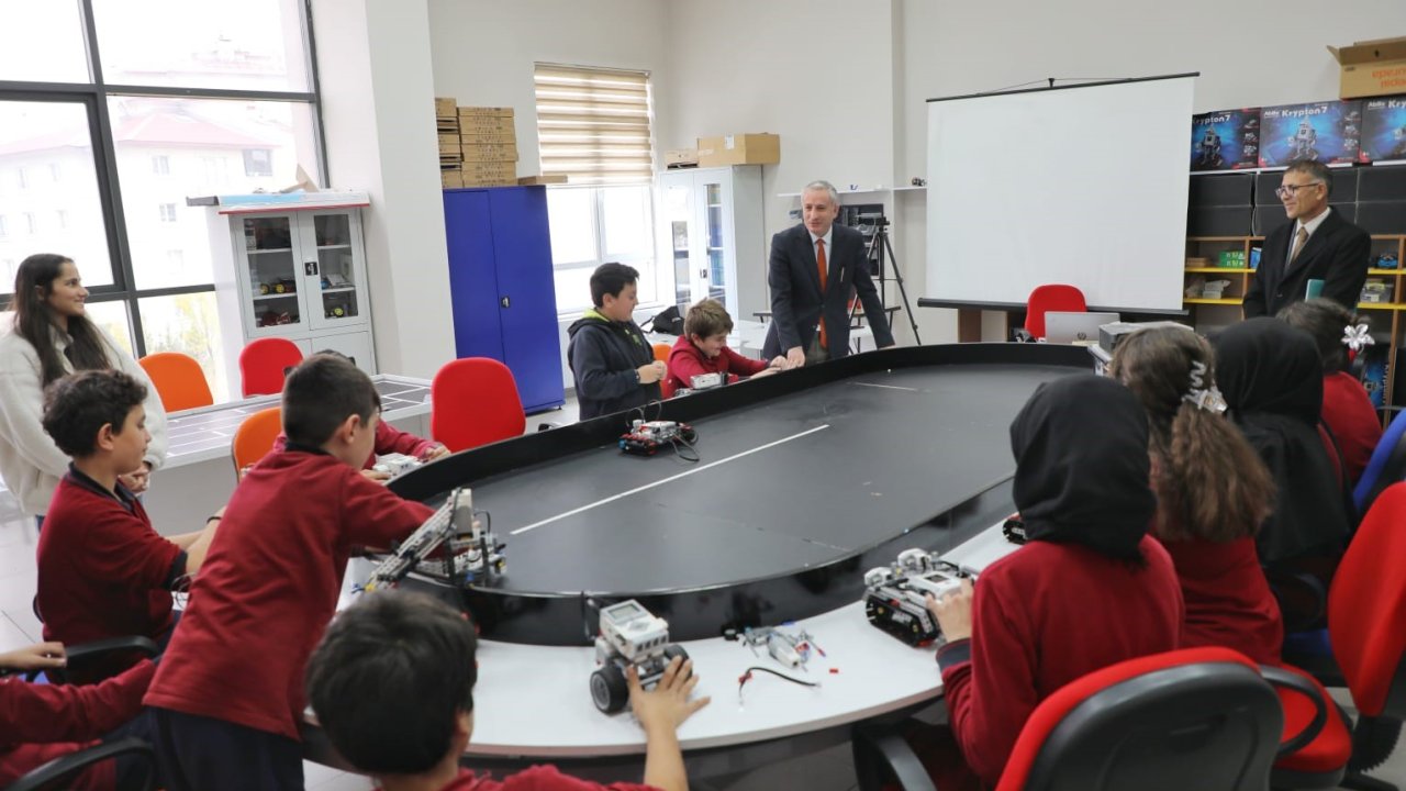 Ağrı’da &quot;KodlAğrı&quot; projesi ile 125 bin öğrenci teknoloji eğitimi alıyor