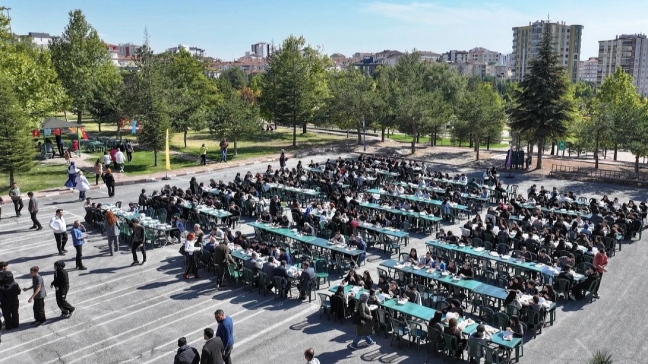 Ahmet Çolakbayrakdar'dan gençlerle 'Kocaburger' sohbeti