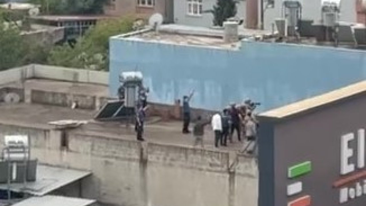 Ailesini rehin alıp bıçak çekti, özel harekat polisi bacağından vurdu
