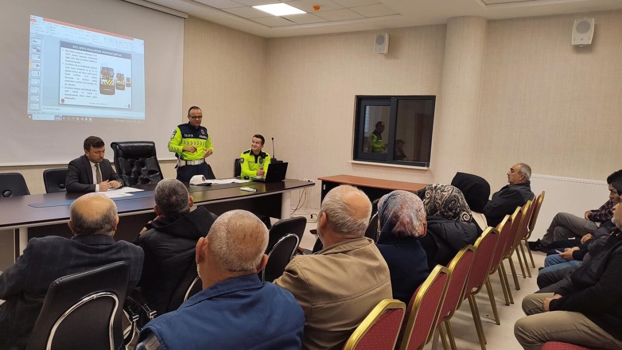 Altıntaş’ta okul servis sürücülerine trafik güvenliği ve servis hizmetleri eğitimi