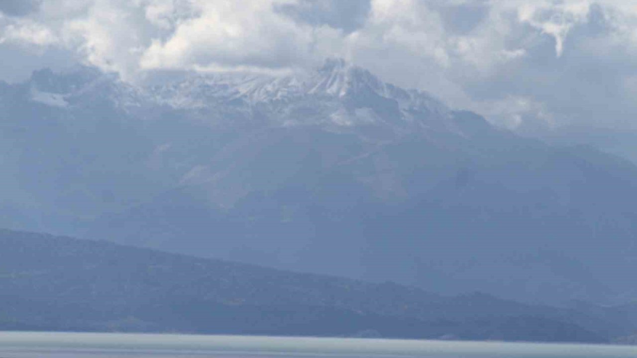 Anamas beyaz gelinliğini giydi