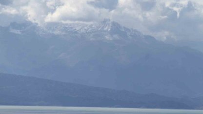 Anamas beyaz gelinliğini giydi