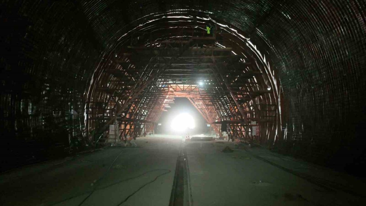 Ankara ile İzmir arasındaki seyahat süresini 3,5 saate düşürecek projede Köroğlu Tüneli’nde ışık göründü