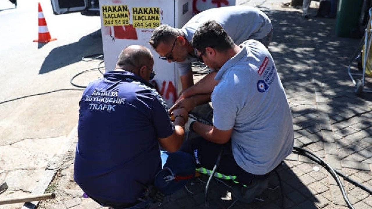 Antalya Büyükşehir sinyalizasyon alt yapısını yeniliyor