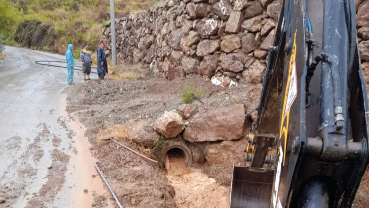 Antalya Büyükşehir yağışta da görevde
