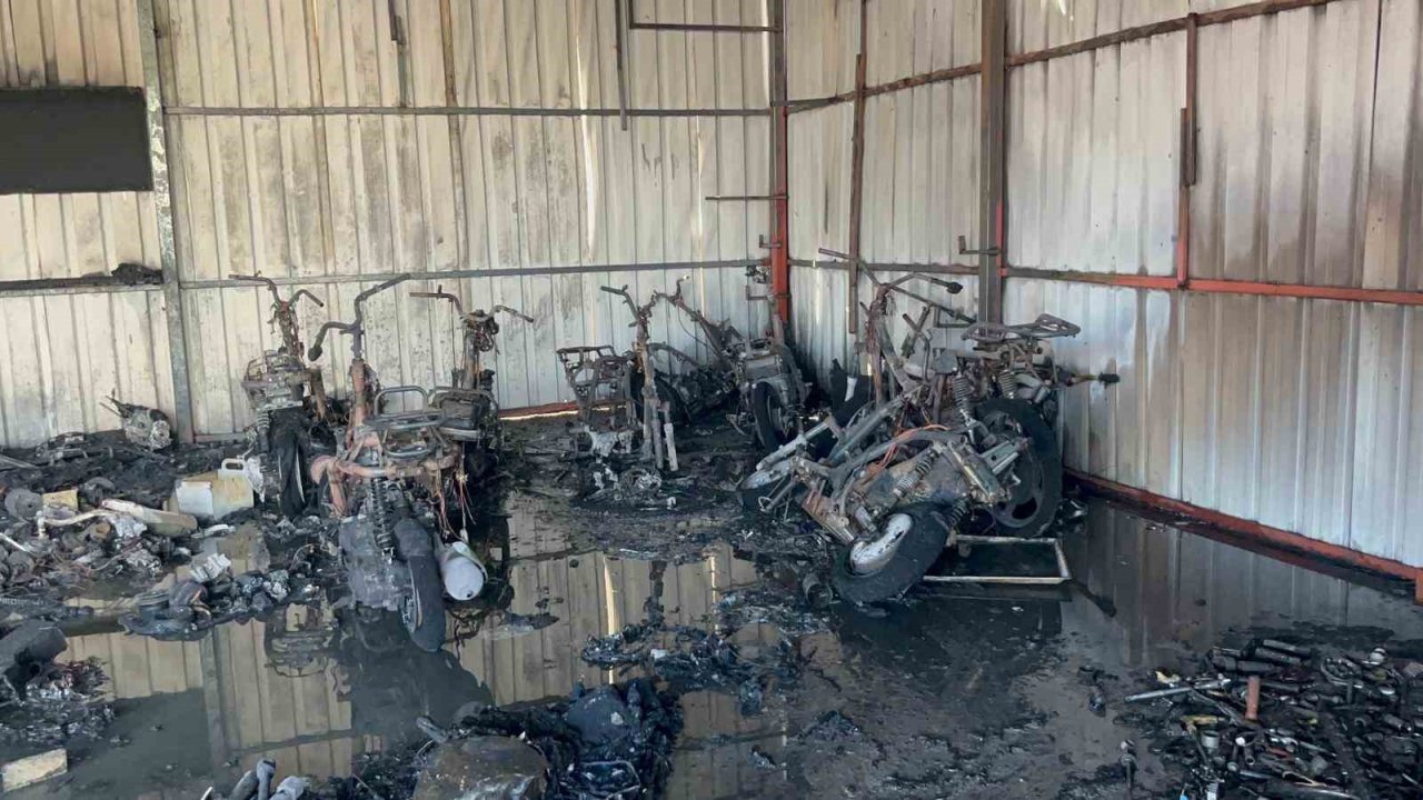 Antalya’da motosiklet servisinde çıkan yangında 10’un üzerinde motosiklet küle döndü