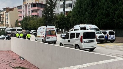 Aracını 3 kişinin üzerine sürdüğü anlar kameraya yansıdı