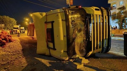 Arızalanan tırdan aşağı indi, hayatını kaybetti