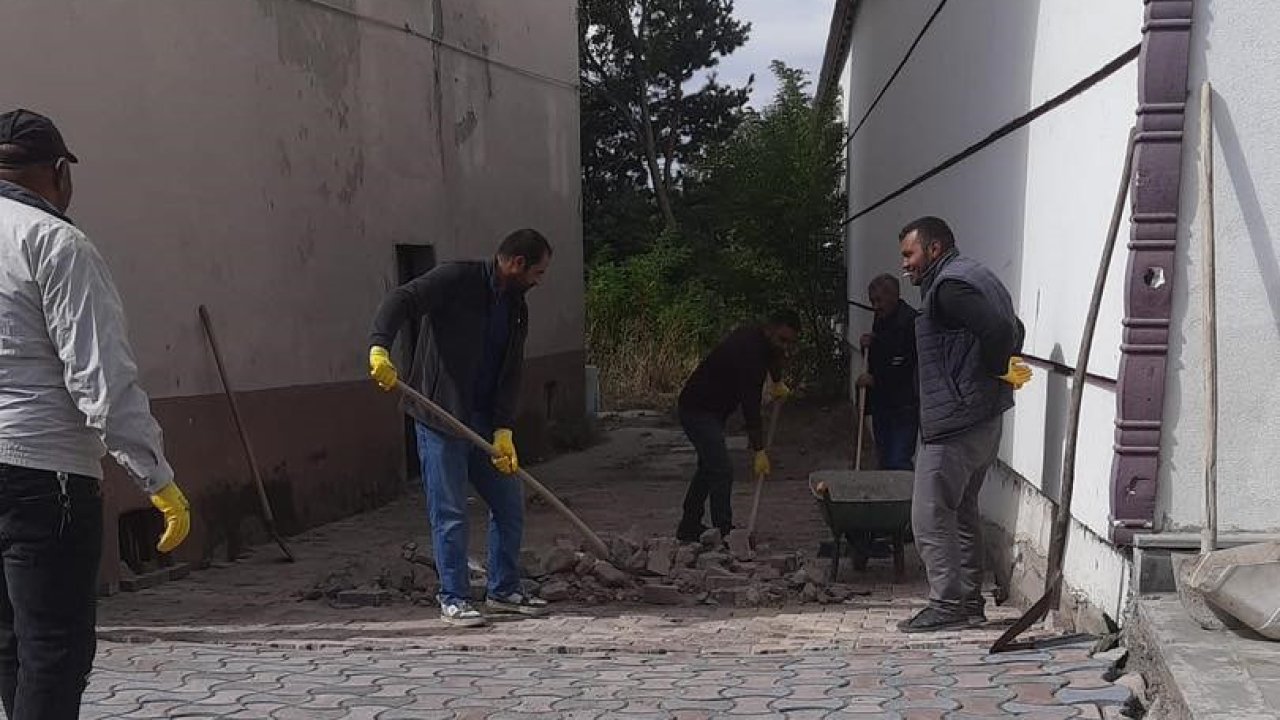 Arpaçay’da kaldırımlar kilitparke taş döşeniyor