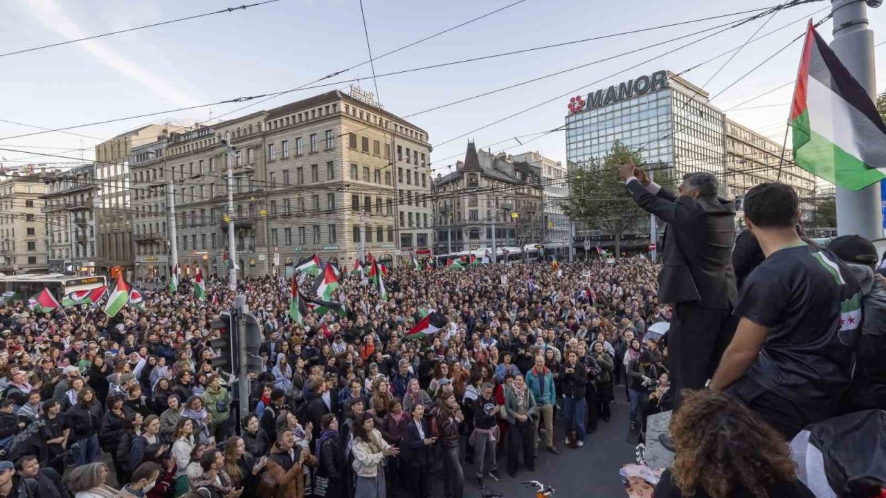 Avrupa’da İsrail’in Küresel Sumud Filosu’na müdahalesine karşı binlerce kişi sokaklara döküldü