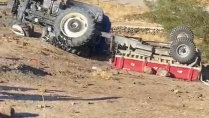 Baba oğul devrilen traktörde ağır yaralandı