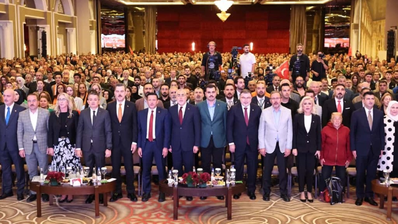 Bakan Işıkhan: &quot;İzmir’in dağlarında çiçekler değil, çöp yığınları büyüyor&quot;