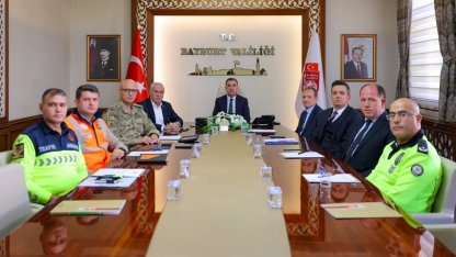 Bakan Yerlikaya ve Uraloğlu, valilerle VKS üzerinden toplantı yaptı