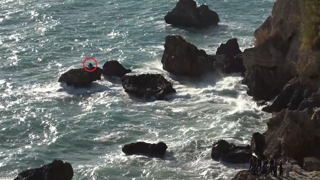 Balık tuttuğu kayalıklarda dalgalar yükselince mahsur kaldı