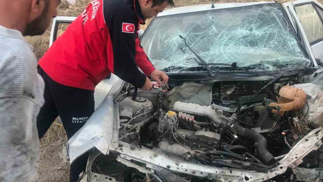 Balıkesir’de otomobil ile kamyon çarpıştı; 2 yaralı