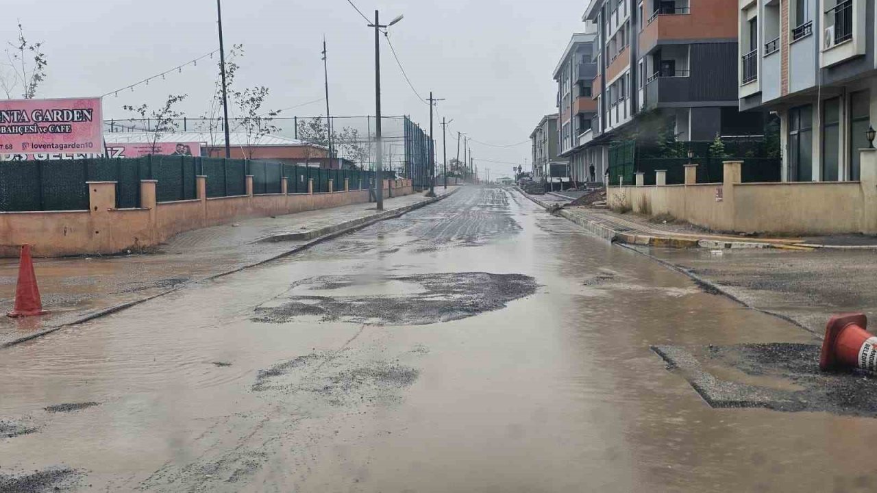 Bandırma’da sağanak yağış etkili oldu