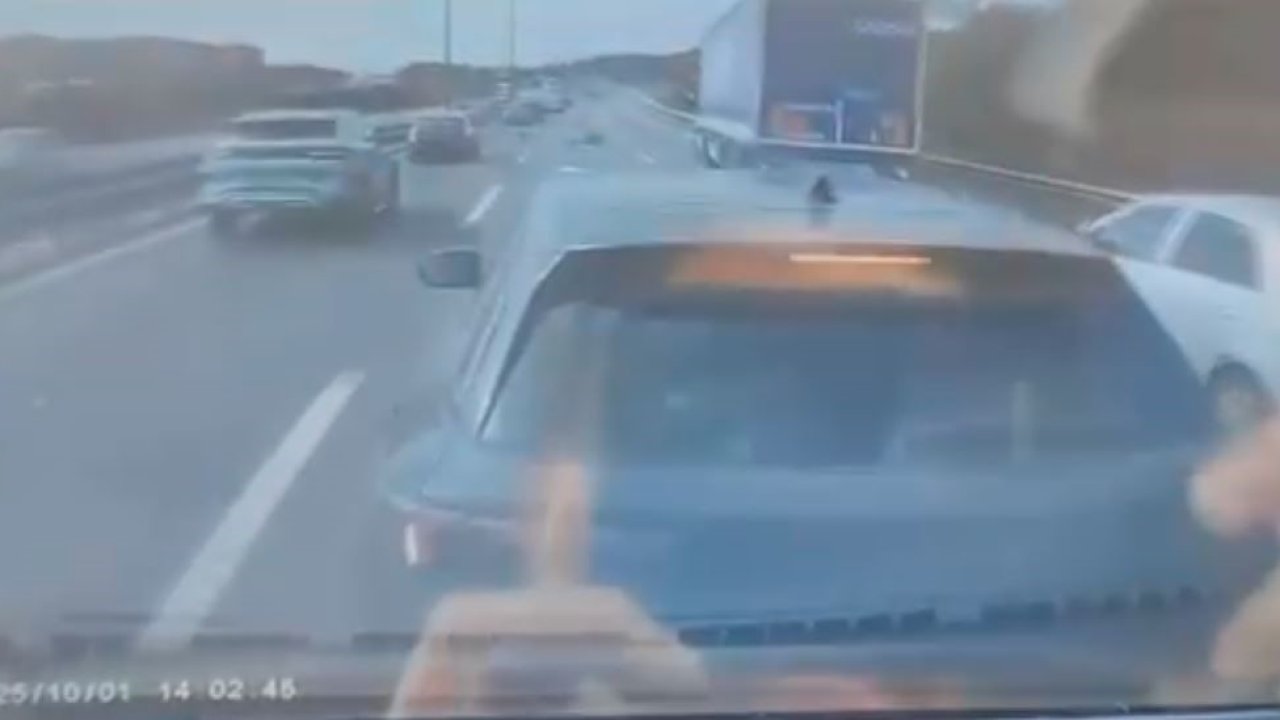 Başakşehir’de zincirleme kaza kamerada: Kamyon motosiklete, mikser önündeki araçlara çarptı