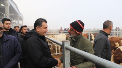 Başkan Demir hayvan pazarını ziyaret etti