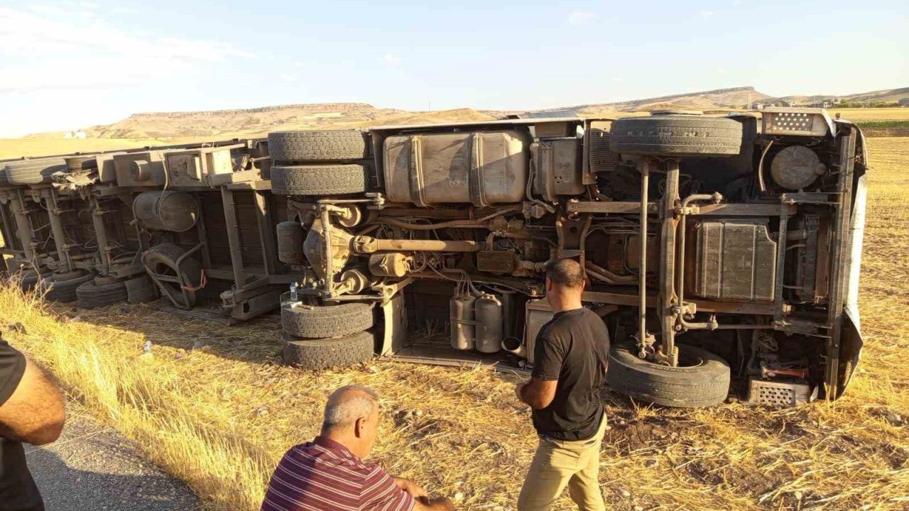 Batman’da saman yüklü tır yan yattı: 1 yaralı
