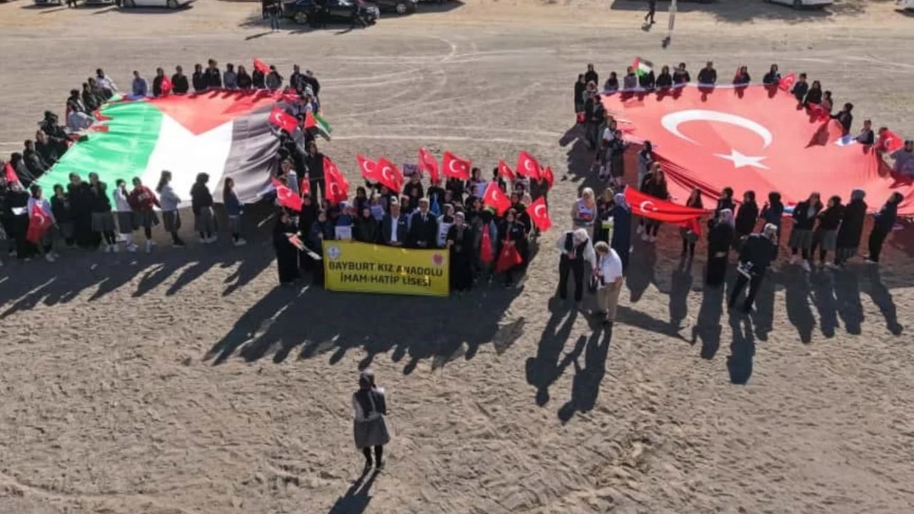 Bayburt’ta öğrenciler hazırladıkları gemileri Filistin’e destek amaçlı Çoruh Nehri’ne bıraktı