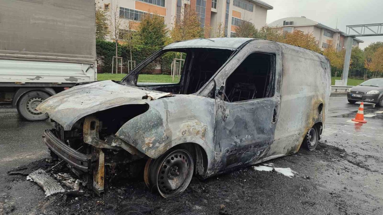 Bayrampaşa’da alev alev yanan araçtan geriye demir yığını kaldı