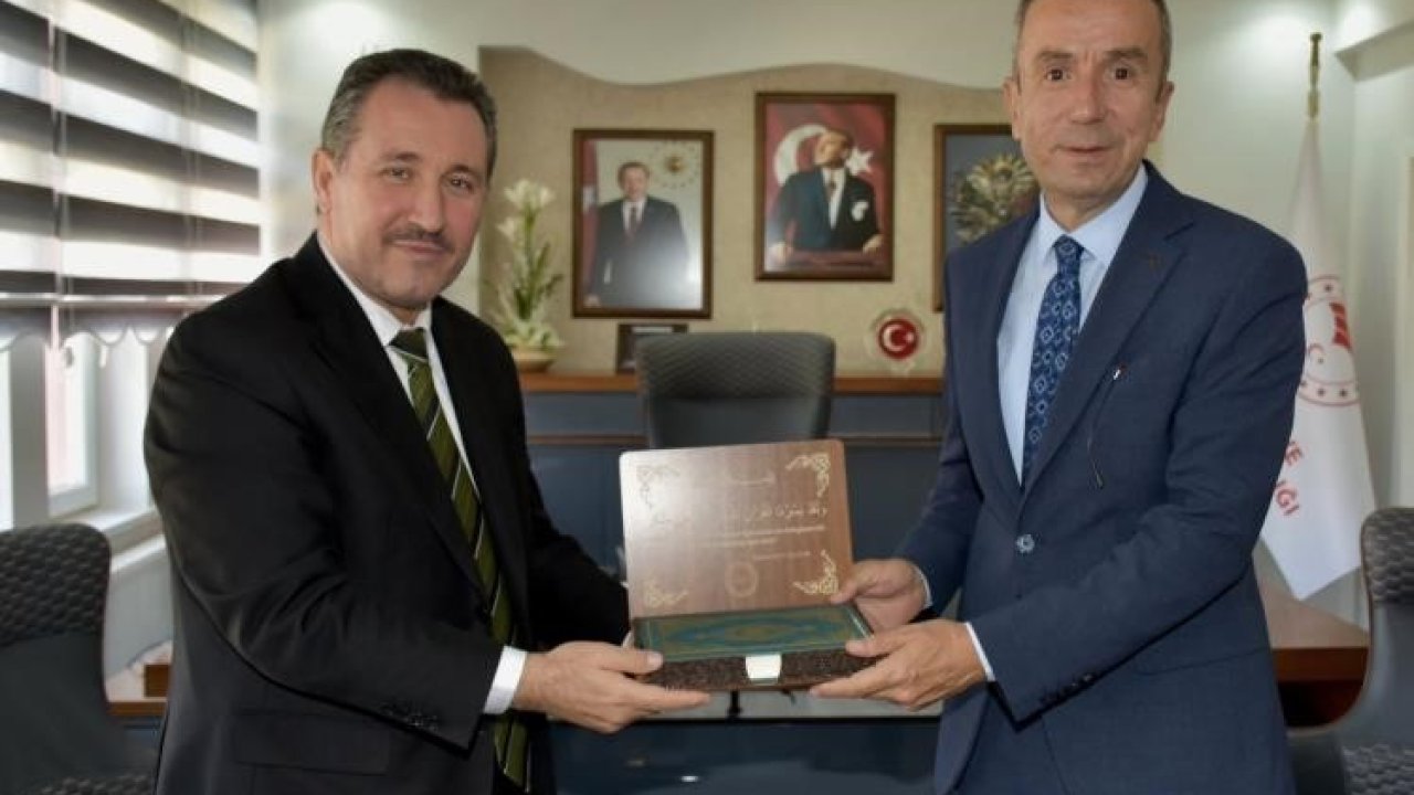 Bilecik İl Müftüsü Dilek’ten Tarım Müdürü Ayvalık’a Kur’an-ı Kerim hediyesi