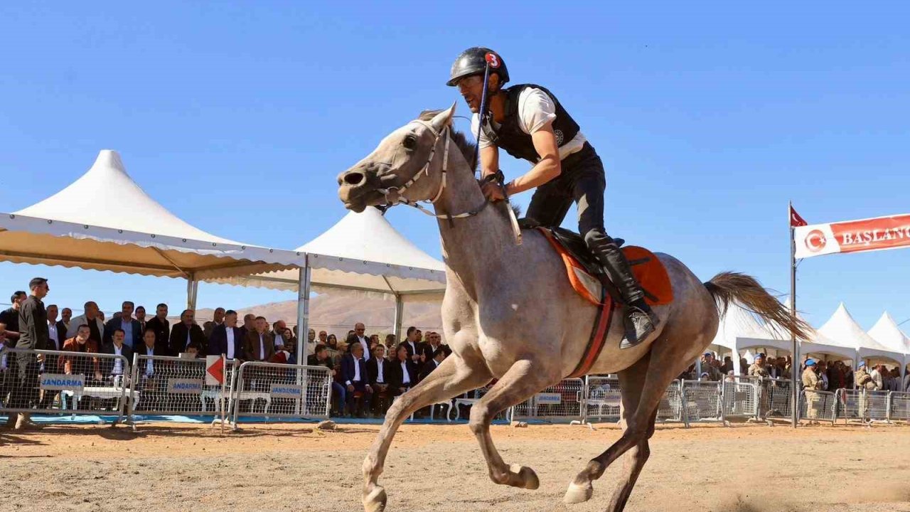 Bingöl’de at yarışları renkli görüntüler oluşturdu