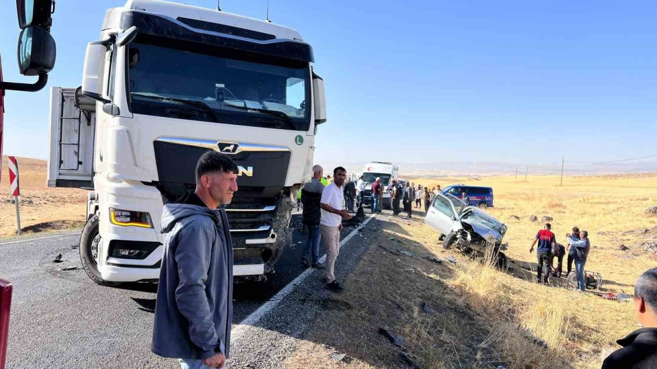 Bulanık’ta otomobil ile tır çarpıştı: 1 yaralı