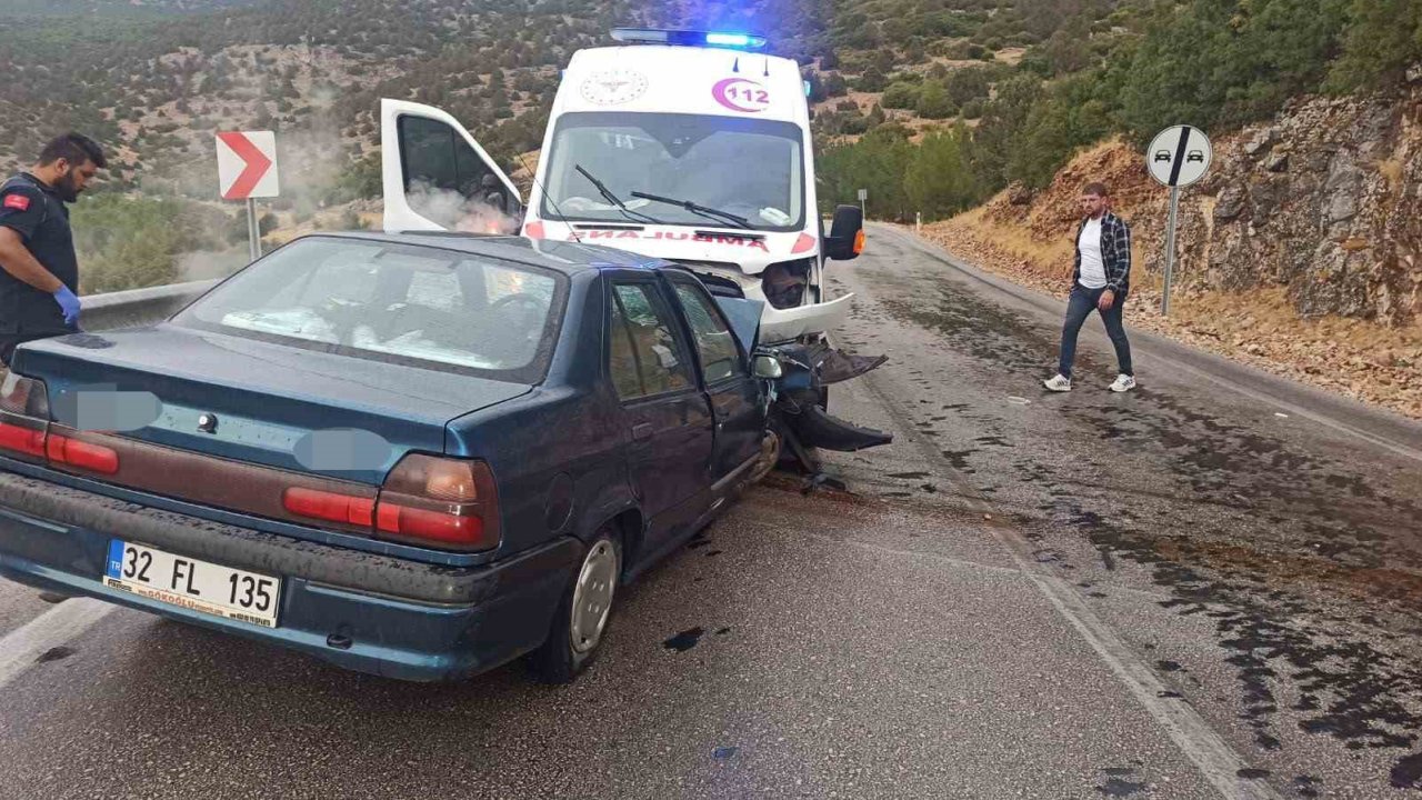 Burdur’da ambulans ile otomobil çarpıştı: 4 yaralı