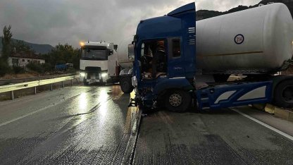 Burdur’da makaslayan tır nedeniyle yol kapandı