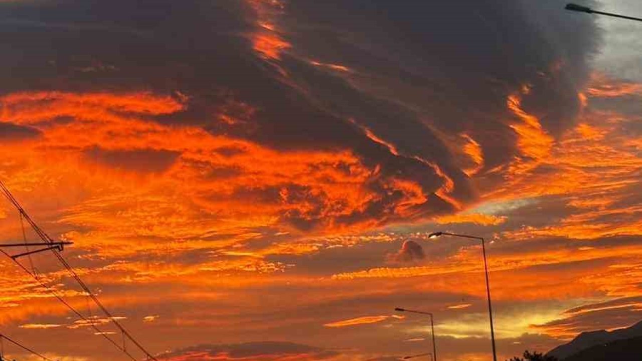 Bursa’da sabah gökyüzünü kaplayan ilginç bulut dikkat çekti