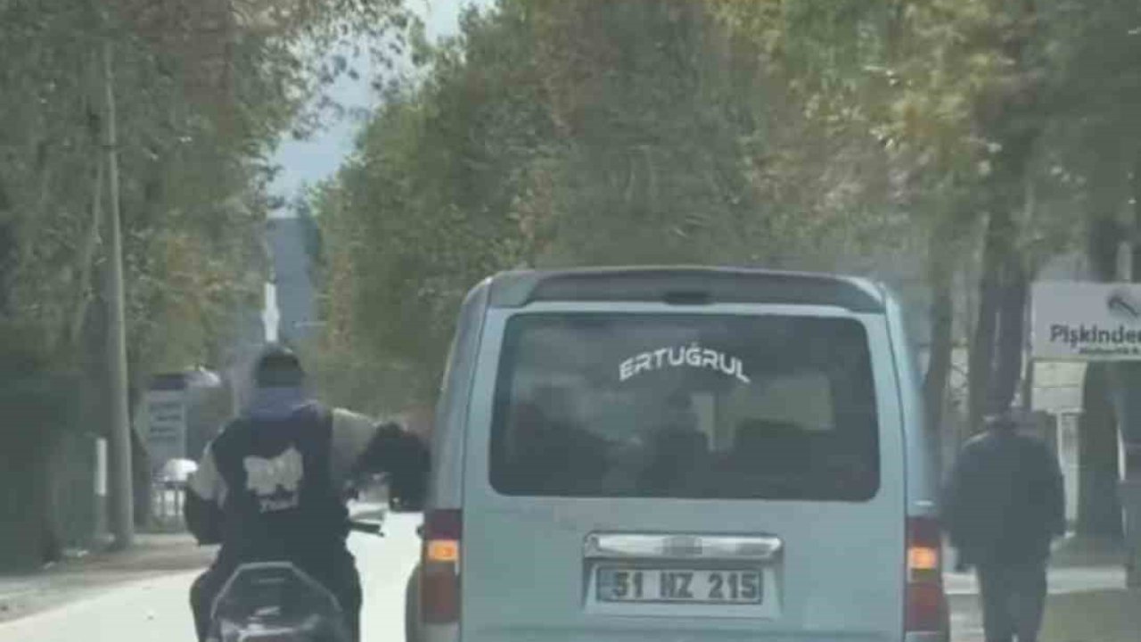 Bursa’da trafikte tehlikeli anlar kamerada: Sohbet etmek için seyir halindeki araca yaslandı