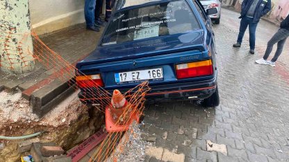 Çanakkale’de çöken yol otomobilleri yuttu