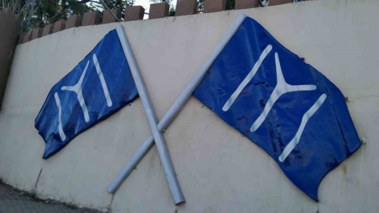 CHP’li Bilecik Belediyesinin ’Kayı Bayrağı’ ve ’Osmanlı Arması’nı söktürmesine tepki