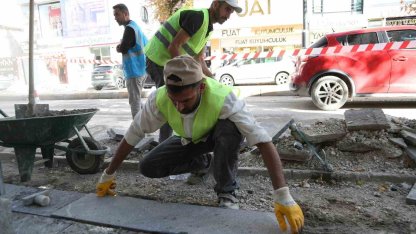 Cumhuriyet Caddesi’nde kaldırımlar yenileniyor