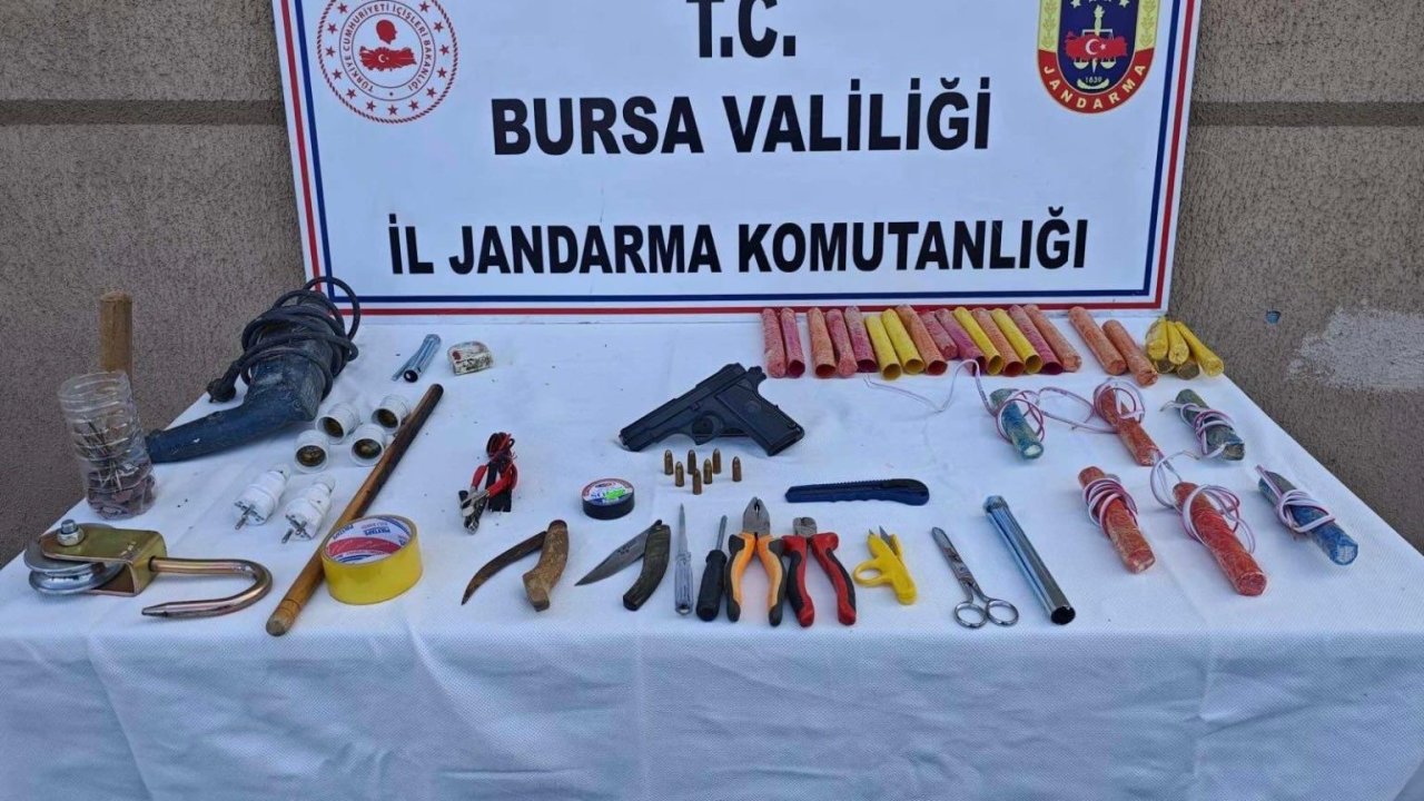 Definecilerin zulasından cephanelik çıktı