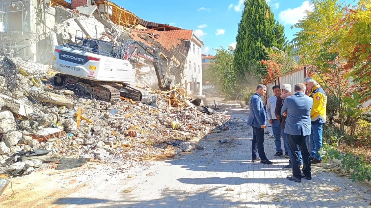 Depreme dayanaksız olan Kale Devlet Hastanesi’nin yıkımına başlanıldı