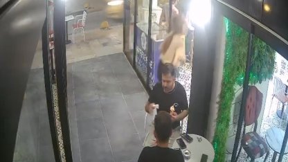 Dikkatsizliğiyle cam kapıya çarpan kadın personelin yere savrulduğu anlar kamerada