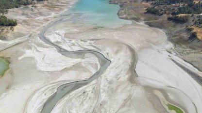 Dron kamerası kuraklığı gözler önüne serdi: Barajda sular çekildi, köylüler acur ekti