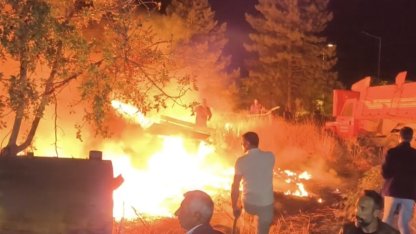 Düğün salonu yakınında çıkan yangın paniğe neden oldu