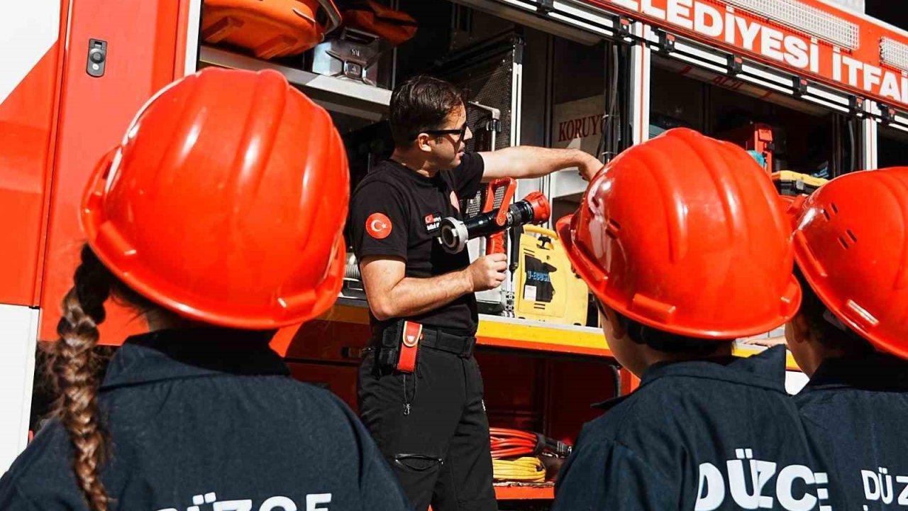 Düzce itfaiyesi 744 öğrenciyi ağırladı