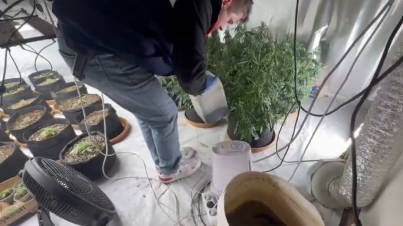 Düzce’de eve düzenlenen operasyonda uyuşturucu imalathanesi ortaya çıkarıldı